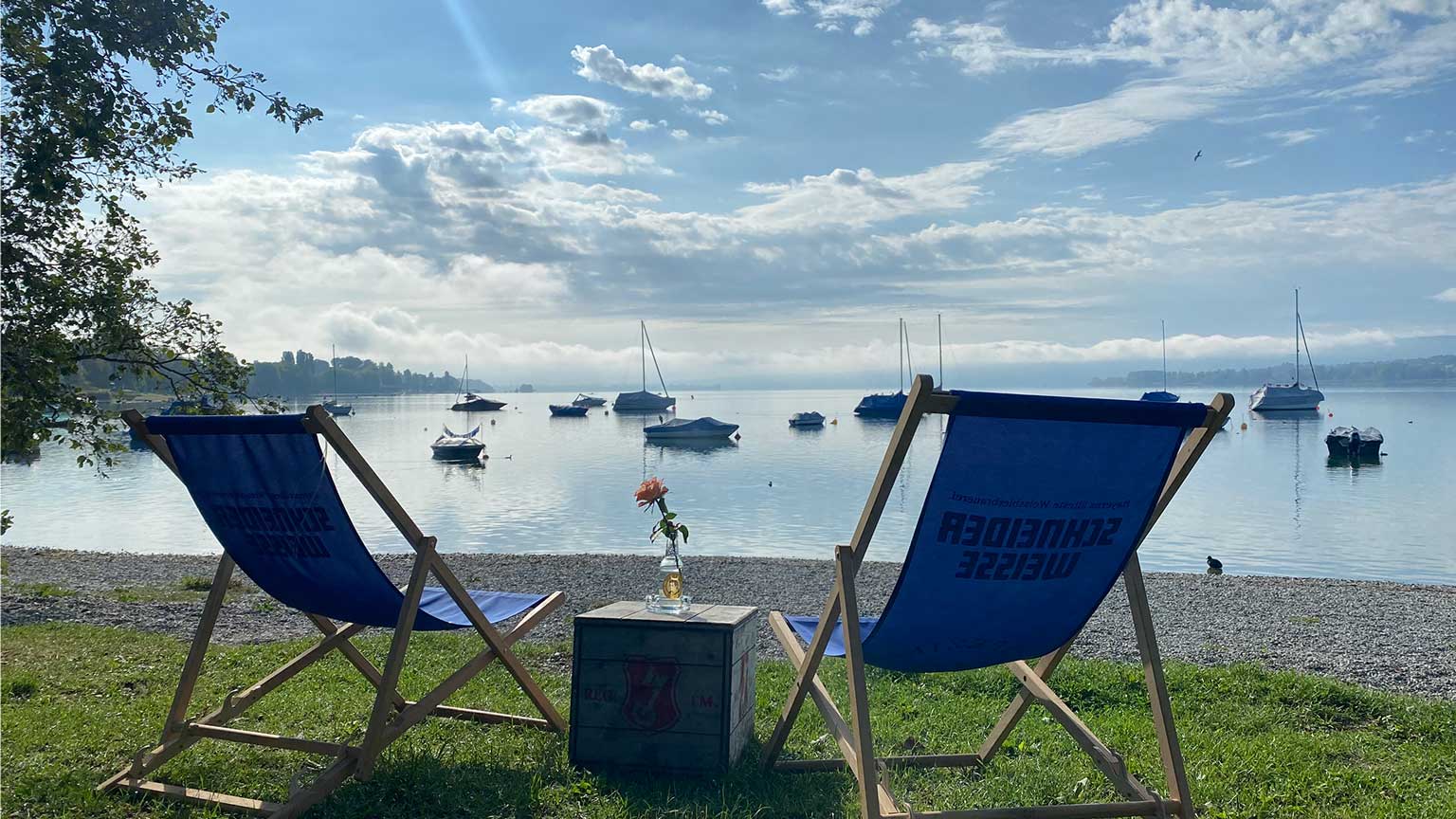 Seebar Radolfzell – Liegestühle mit Blick auf den Bodensee