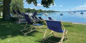 Seebar Radolfzell – Liegestühle mit Blick auf den Bodensee